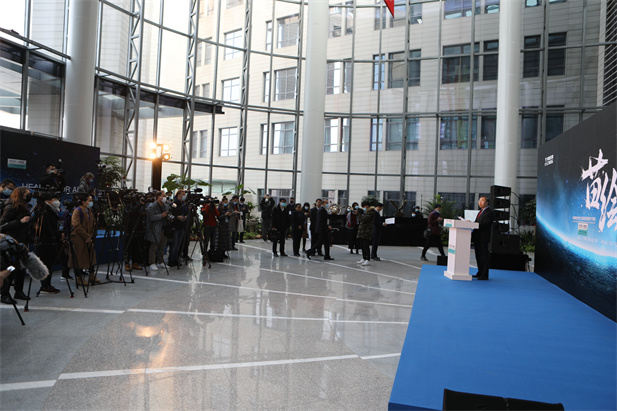 2021年2月26日，“中外媒體走進(jìn)10 億級新冠疫苗生產(chǎn)基地”活動(dòng)在國藥集團中國生物北京生物所舉行，20余家中外媒體受邀參加.jpg