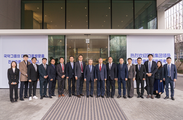 2023年12月19日至21日，劉敬楨一行與韓國大象控股社長(cháng)崔成秀、大象Wellife代表理事徐勛教、大象株式會(huì )社健康研究所所長(cháng)李湀煥等進(jìn)行深入洽談交流.jpg