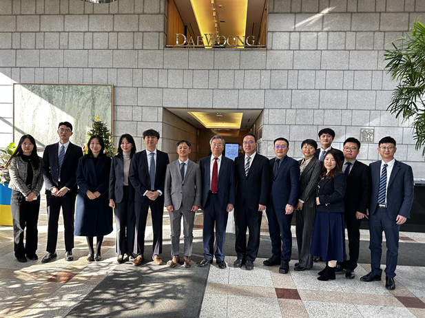 2023年12月19日至21日，劉敬楨一行在與大熊制藥總經(jīng)理樸聖秀、全球事業(yè)部部長(cháng)金度榮、中國事業(yè)組組長(cháng)文智英等會(huì )談.jpg