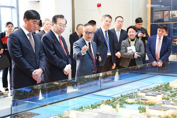 2024年2月26日，國藥集團黨委書(shū)記、董事長(cháng)劉敬楨一行訪(fǎng)問(wèn)澳門(mén)大學(xué)，雙方簽署戰略合作協(xié)議并就進(jìn)一步深化合作進(jìn)行會(huì )談。澳門(mén)大學(xué)校長(cháng)宋永華、副校長(cháng)徐建，國藥集團副總經(jīng)理（主持經(jīng)營(yíng)工作）胡建偉，副總經(jīng)理董增賀、晉斌等出席活動(dòng)。3.jpg