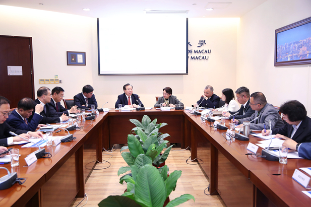 2024年2月26日，國藥集團黨委書(shū)記、董事長(cháng)劉敬楨一行訪(fǎng)問(wèn)澳門(mén)大學(xué)，雙方簽署戰略合作協(xié)議并就進(jìn)一步深化合作進(jìn)行會(huì )談。澳門(mén)大學(xué)校長(cháng)宋永華、副校長(cháng)徐建，國藥集團副總經(jīng)理（主持經(jīng)營(yíng)工作）胡建偉，副總經(jīng)理董增賀、晉斌等出席活動(dòng)。4.jpg