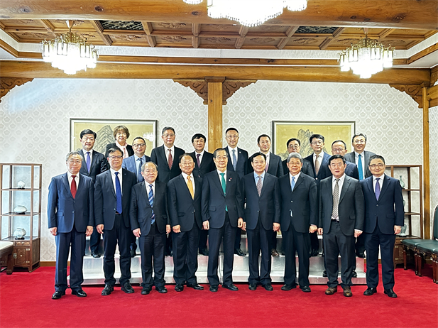 2023年12月20日，國藥集團黨委書(shū)記、董事長(cháng)劉敬楨參加韓國總理韓德洙會(huì )見(jiàn)中方代表團活動(dòng)并作為代表發(fā)言，就中韓兩國在生命健康領(lǐng)域未來(lái)發(fā)展合作提出積極建議。韓德洙對國藥集團在韓中經(jīng)濟社會(huì )及生命健康領(lǐng)域的合作發(fā)展表示贊許。.jpg