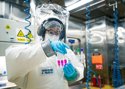 2020年7月1日，中國首家新冠疫苗研發(fā)P3高等級生物安全實(shí)驗室在武漢生物制品研究所落成。