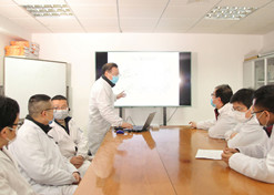 2020年，國藥醫工總院同心抗疫，共克時(shí)艱，圖為上海醫藥工業(yè)研究院科研人員開(kāi)展抗新冠肺炎相關(guān)藥品技術(shù)攻關(guān)。